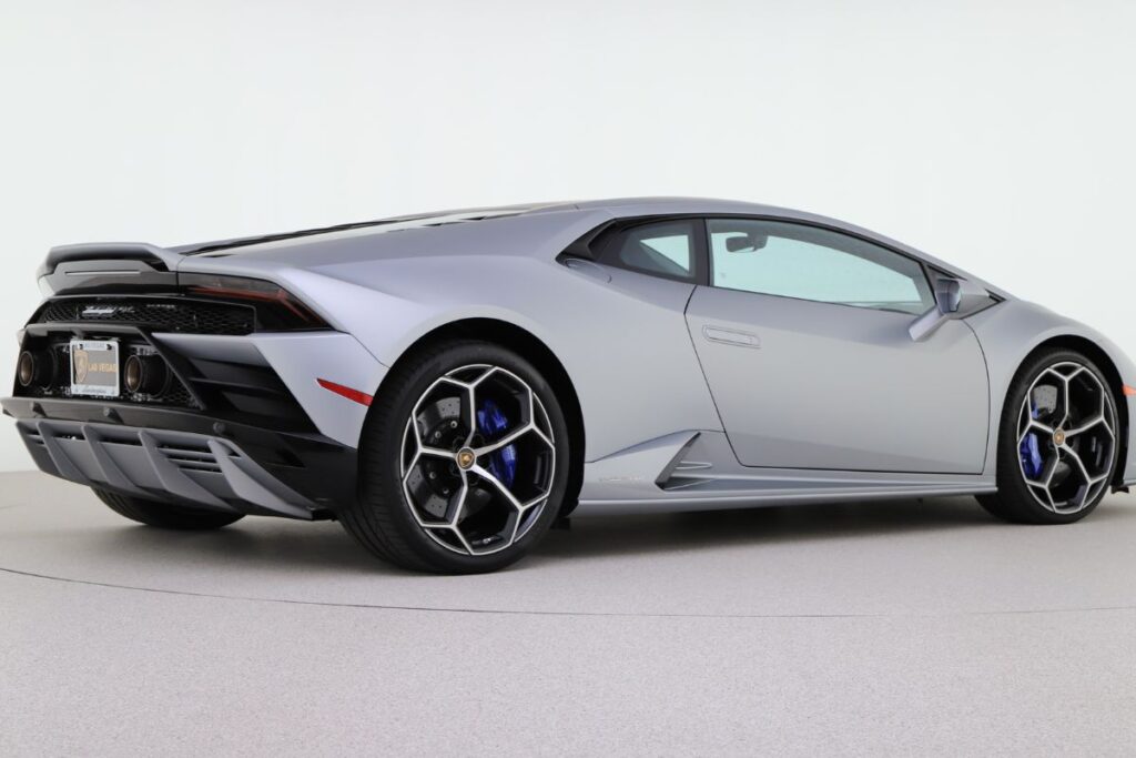 Seitenansicht eines silbernen Lamborghini – 360°-Aufnahme im Studio