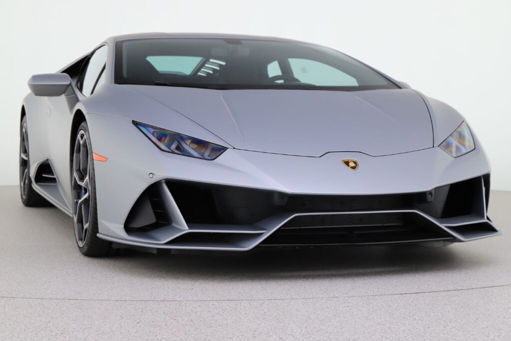 Silberner Lamborghini frontal – aufgenommen im XY IMAGER Studio